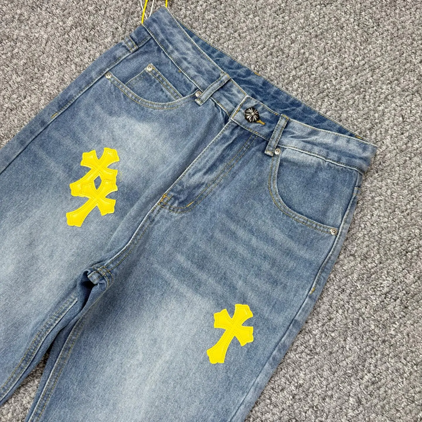 P240 Style No.: H838 Chrome Hearts & Chrome Hearts High-end Chrome hearts blue and yellow leather cross patchwork leather jeans, the same style as the trendy uncle. Original hardware accessories, washed and other elevators, QR code analysis are all purchased from the original factory, high degree of restoration, you are welcome to compare with a certain product~ Three-dimensional version, loose and comfortable, not picky about the figure, taller and slimmer, factory Seiko, original quality control, same style for men and women, can be matched with couples, versatile recommendation, must-have jeans for all seasons, fashionable people have been disappointed From the quality selection of fabrics, the tailoring of details, and the matching of patterns, everything is impeccable! The upper body is so handsome when worn...it can be easily worn by men, women and children! The craftsmanship is made of heavy-duty washed pure cotton denim fabric. After washing, it is soft and thick and looks very stylish when worn. Size: 28, 30, 32, 34 Color: blue